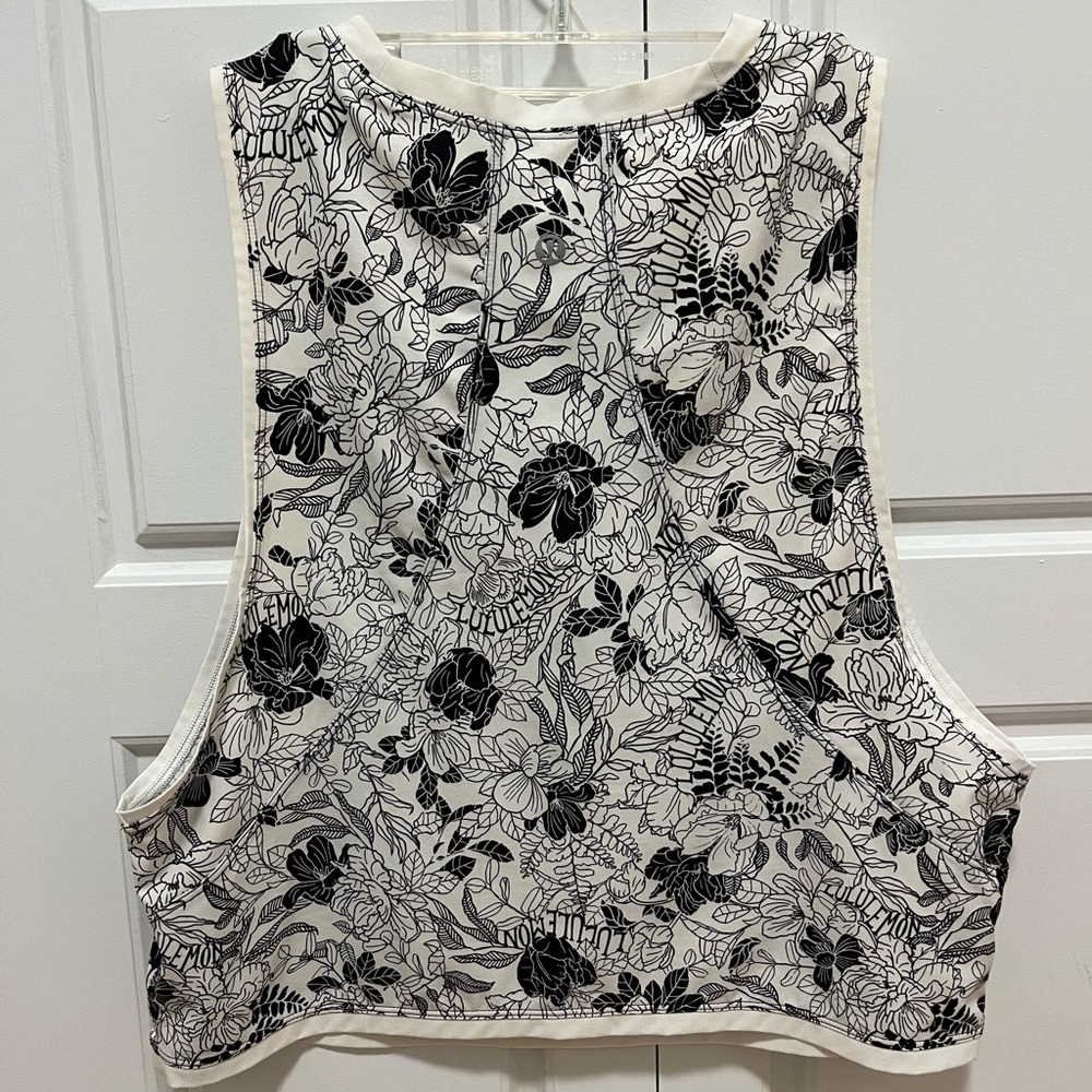 Lululemon tank top black and white with floral patern - Picture 2 of 6